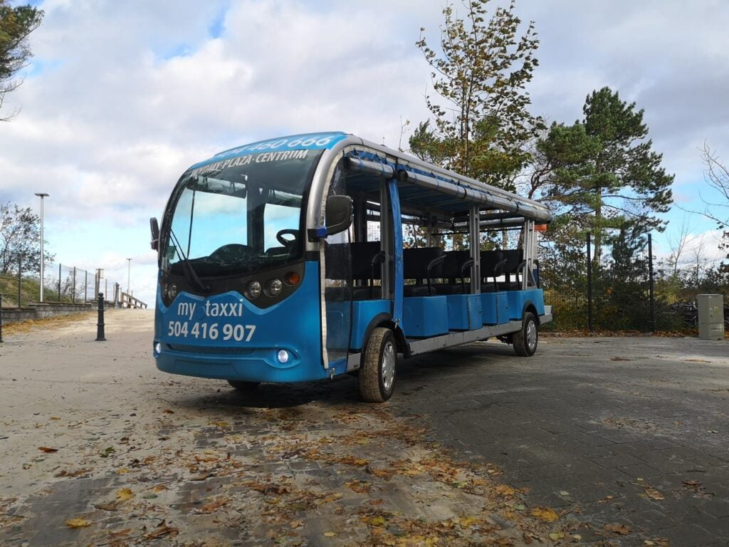 niebieski melex łeba przy wejściu na plażę